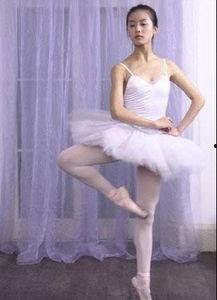 女明星芭蕾服,揭秘女明星优雅芭蕾服背后的时尚魅力