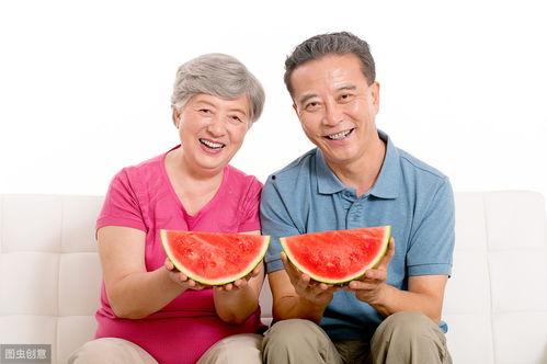 老人吃瓜太多