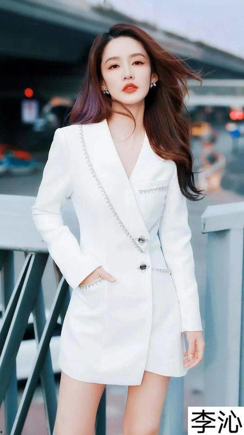 变身女明星李,从平凡女孩到闪耀女明星的蜕变之路