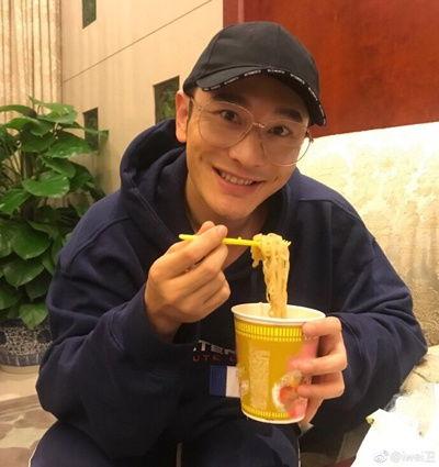 国外明星吃泡面视频,揭秘全球美食界的“快餐传奇”